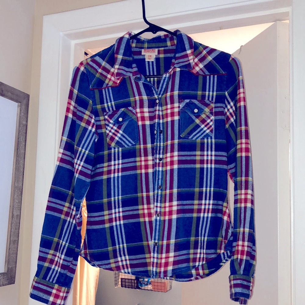 💙 Button down plaid shirt
